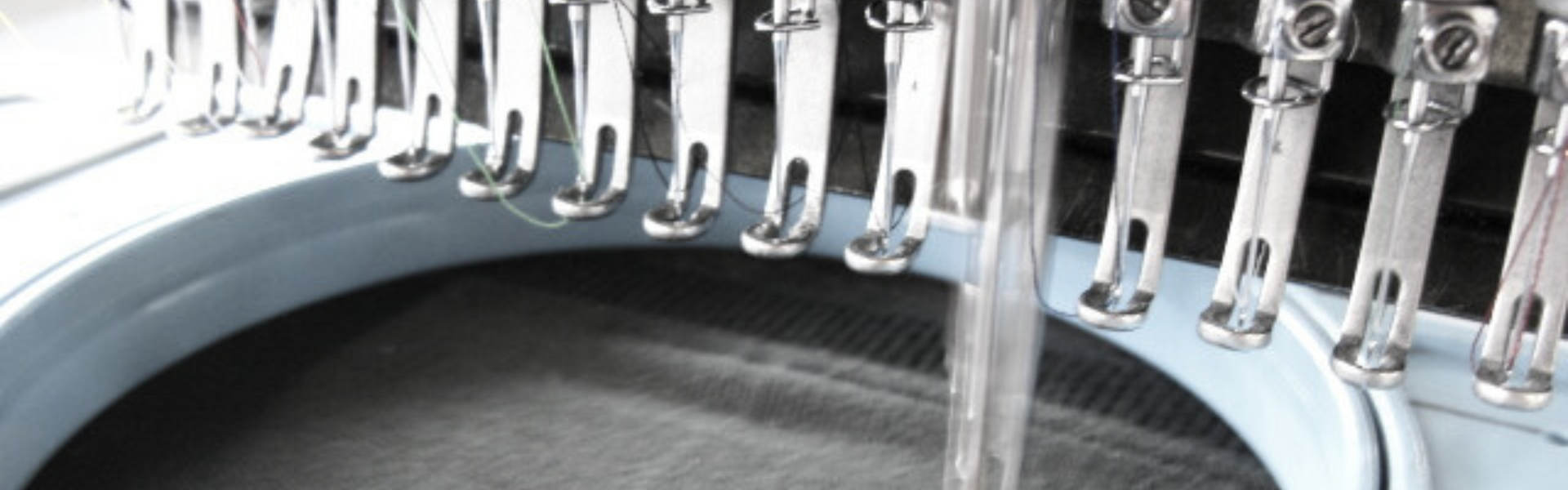 Detailaufnahme einer Stickmaschine